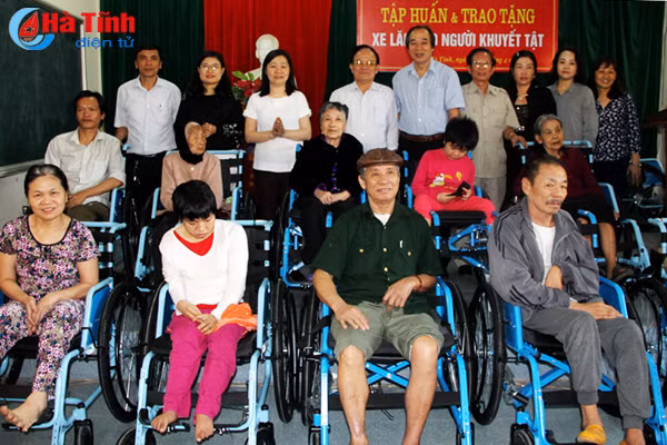 trao 488 chiec xe lan cho nguoi khuyet tat ha tinh