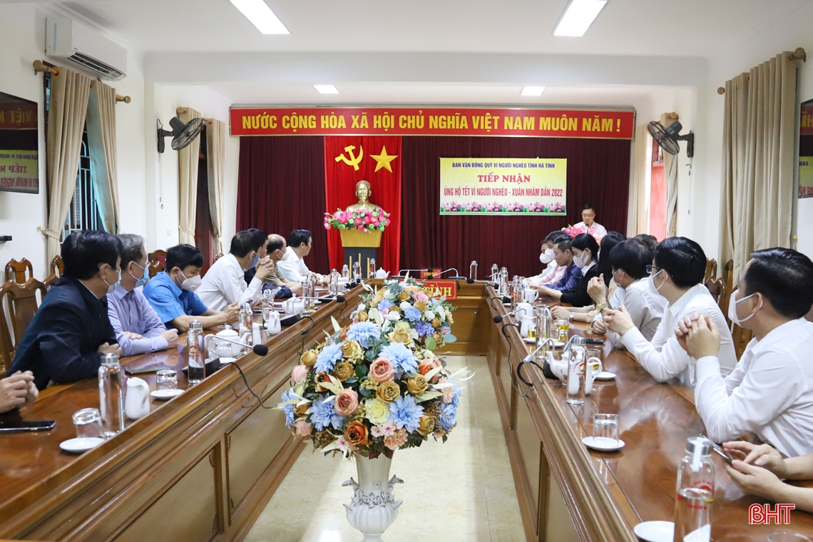 Chủ tịch Trung ương Hội Người cao tuổi Việt Nam trao 2.000 suất quà tết tại Hà Tĩnh