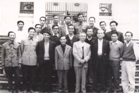 GS Lê Văn Thiêm và Ban Chấp hành Hội Toán học Việt Nam khoá 1. Hoàng Tuỵ (Phó Chủ tịch kiêm Tổng Thư ký, thứ 3), Nguyễn Thúc Hào (Phó Chủ tịch, thứ 4), Lê Văn Thiêm (Chủ tịch, thứ 5), Nguyễn Cảnh Toàn (Phó Chủ tịch, thứ 6), Nguyễn Đình Trí (Uỷ viên Thường vụ, thứ 7)... (Hàng đầu từ trái sang). Ảnh bee.net