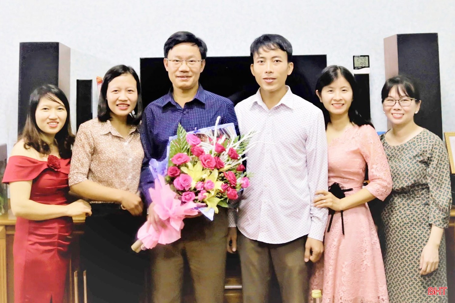 PGS.TS.BS Trần Thị Huyền (ngoài cùng, bên phải) cùng bạn bè trở về gặp lại thầy chủ nhiệm Hồ Tiến Dương (thứ 3, từ trái sang).