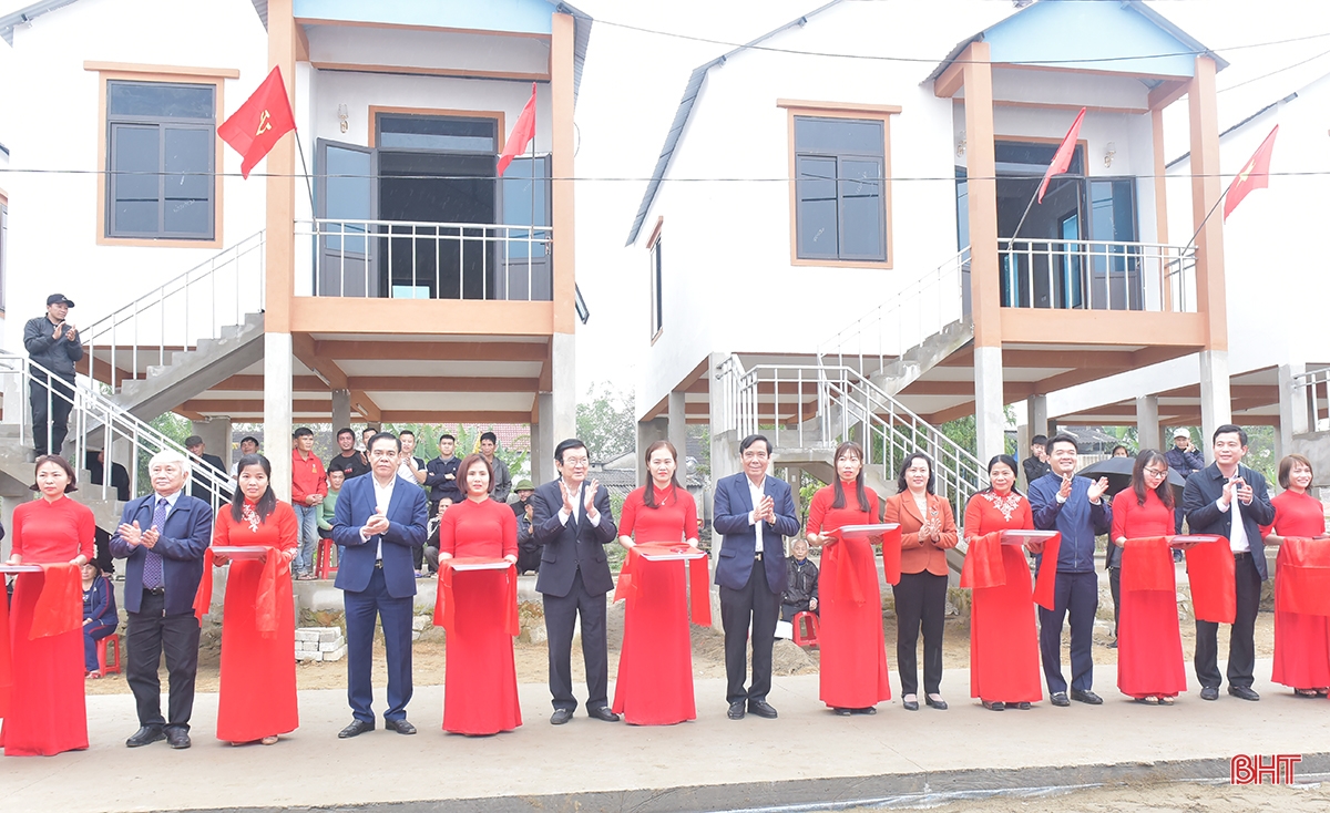 Nguyên Chủ tịch nước Trương Tấn Sang dự lễ khánh thành nhà ở cho người dân vạn chài Đức Thọ