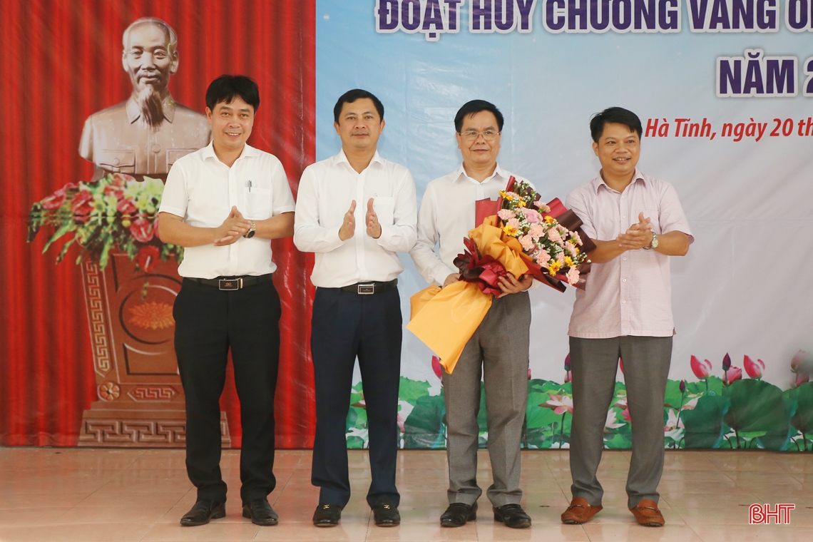Lãnh đạo tỉnh Hà Tĩnh chúc mừng em Phan Xuân Hành giành HCV Olympic Hóa học quốc tế