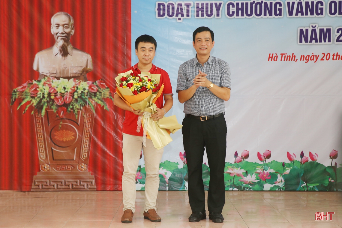 Lãnh đạo tỉnh Hà Tĩnh chúc mừng em Phan Xuân Hành giành HCV Olympic Hóa học quốc tế