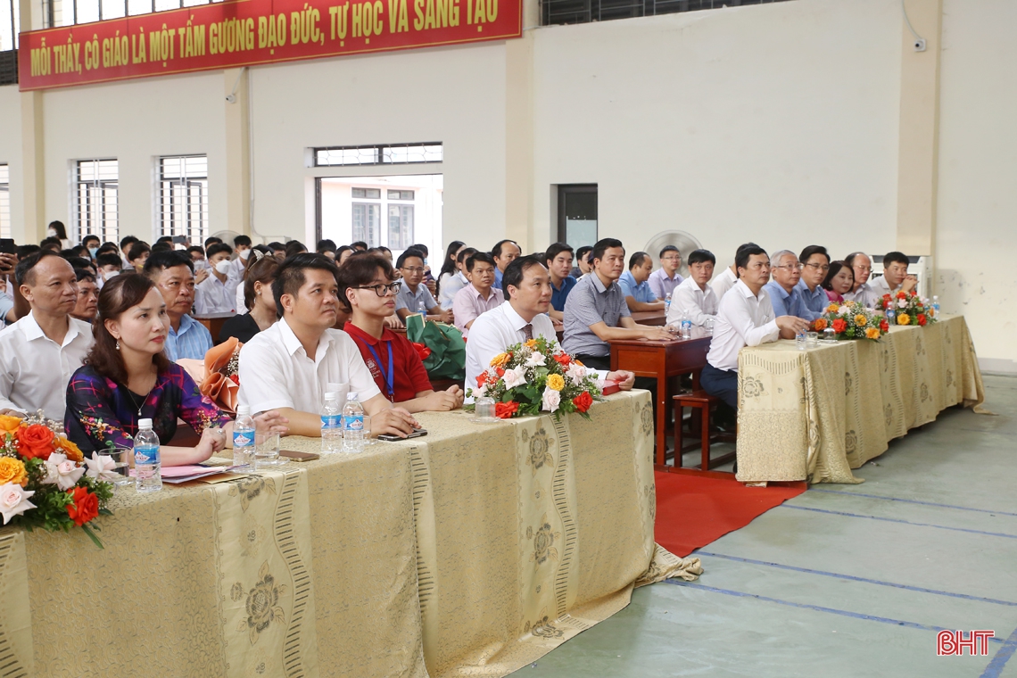 Lãnh đạo tỉnh Hà Tĩnh chúc mừng em Phan Xuân Hành giành HCV Olympic Hóa học quốc tế