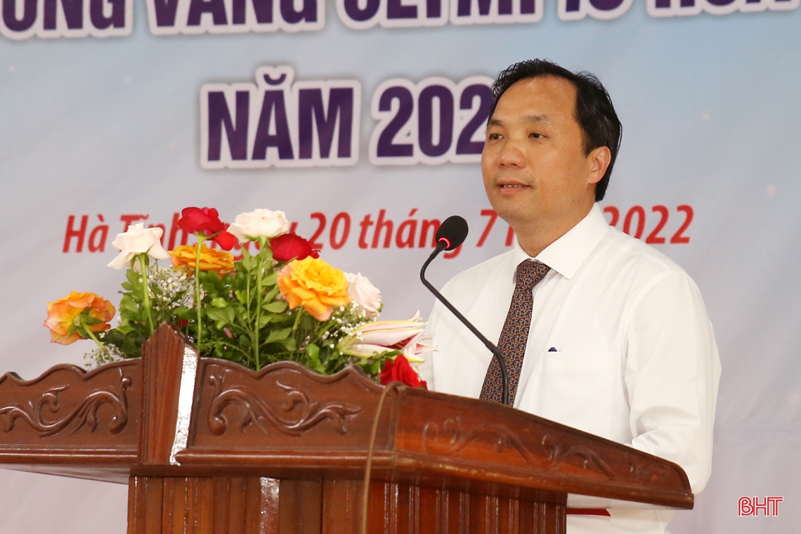 Lãnh đạo tỉnh Hà Tĩnh chúc mừng em Phan Xuân Hành giành HCV Olympic Hóa học quốc tế