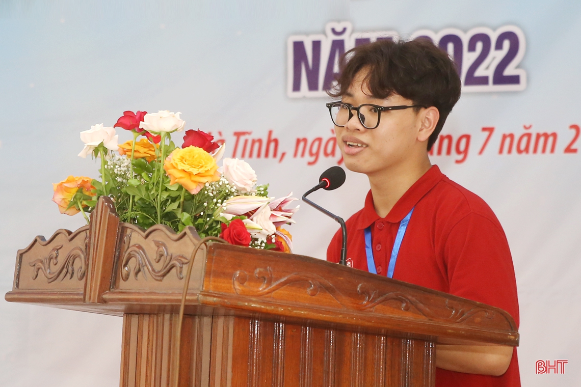 Lãnh đạo tỉnh Hà Tĩnh chúc mừng em Phan Xuân Hành giành HCV Olympic Hóa học quốc tế