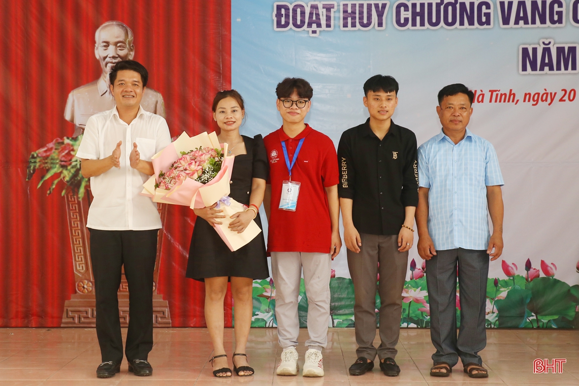 Lãnh đạo tỉnh Hà Tĩnh chúc mừng em Phan Xuân Hành giành HCV Olympic Hóa học quốc tế