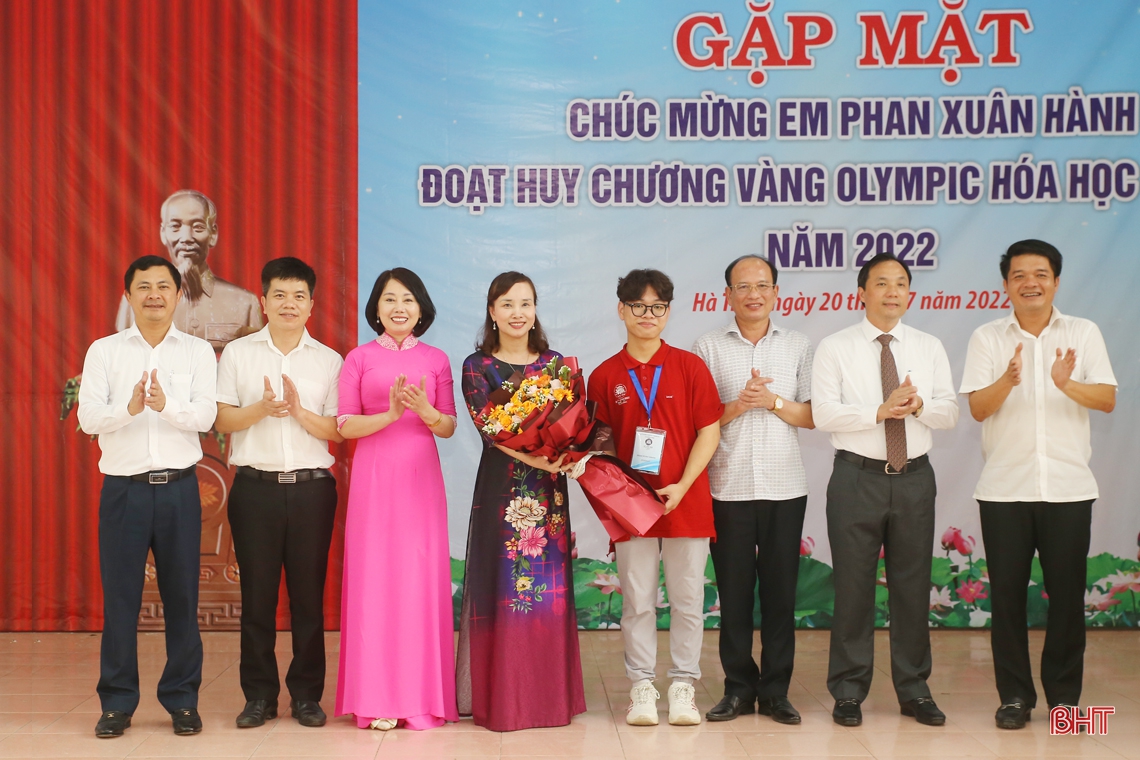 Lãnh đạo tỉnh Hà Tĩnh chúc mừng em Phan Xuân Hành giành HCV Olympic Hóa học quốc tế