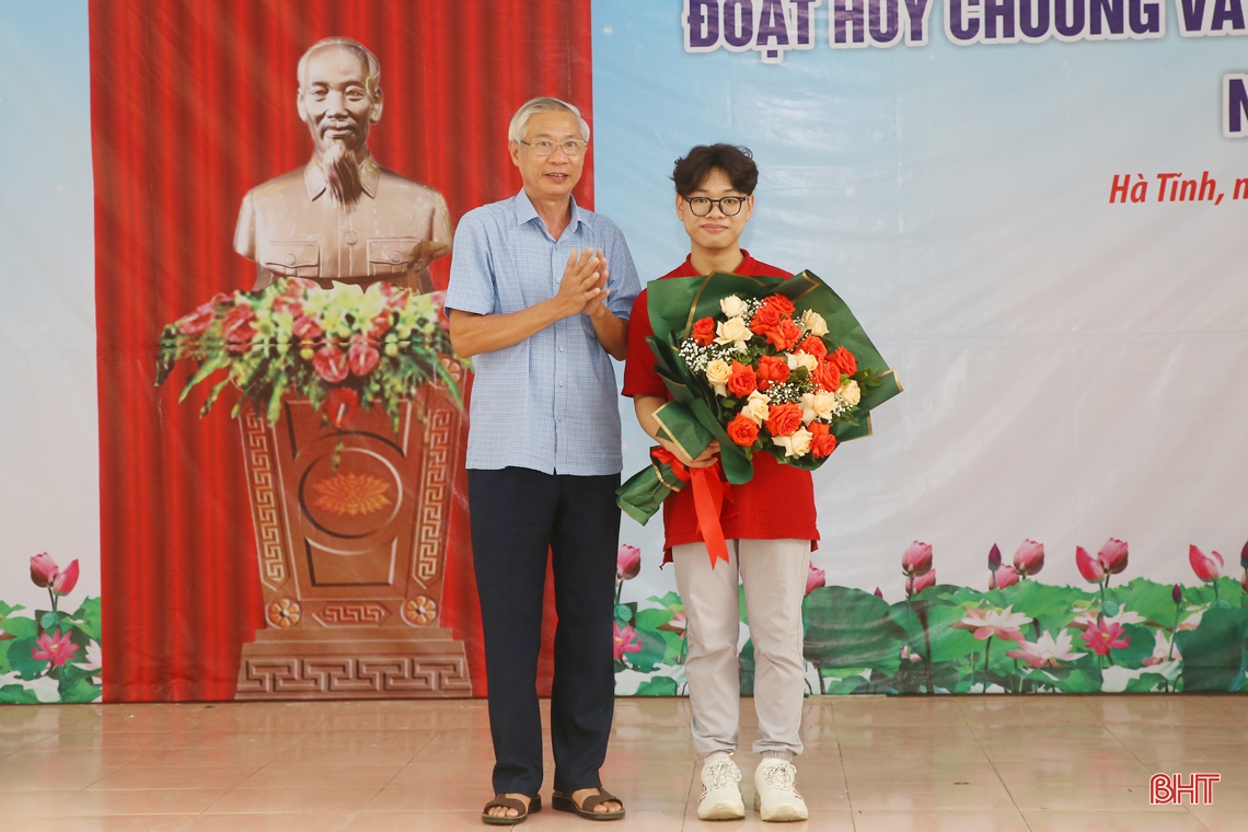 Lãnh đạo tỉnh Hà Tĩnh chúc mừng em Phan Xuân Hành giành HCV Olympic Hóa học quốc tế