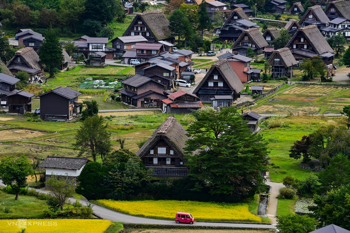 Làng cổ Shirakawa-go ngày chớm thu