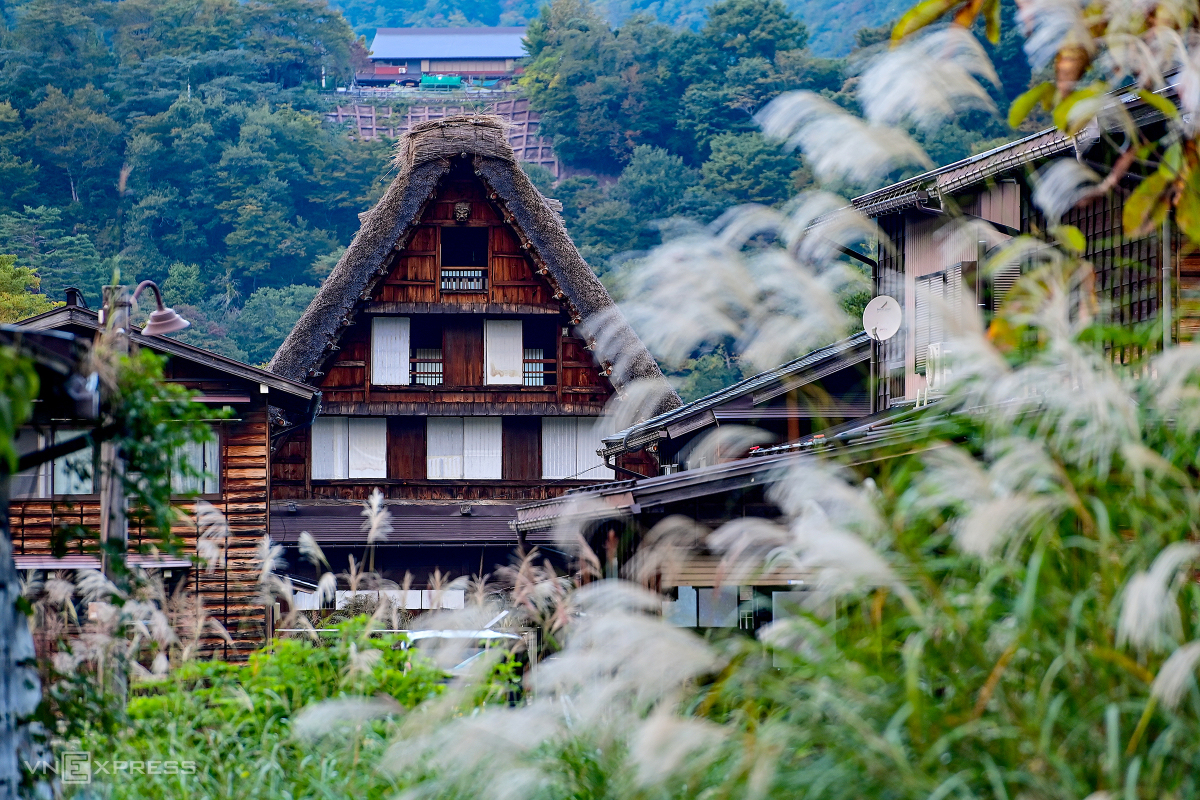 Làng cổ Shirakawa-go ngày chớm thu