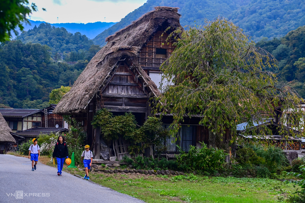 Làng cổ Shirakawa-go ngày chớm thu