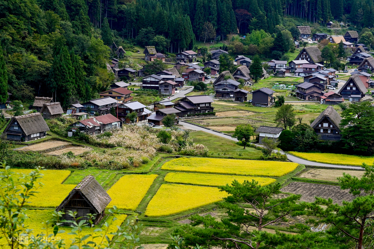 Làng cổ Shirakawa-go ngày chớm thu
