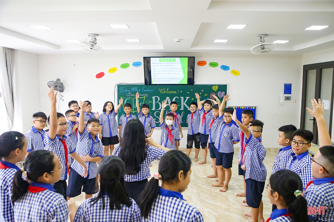 Học sinh Albert Einstein hớn hở ngày trở lại trường