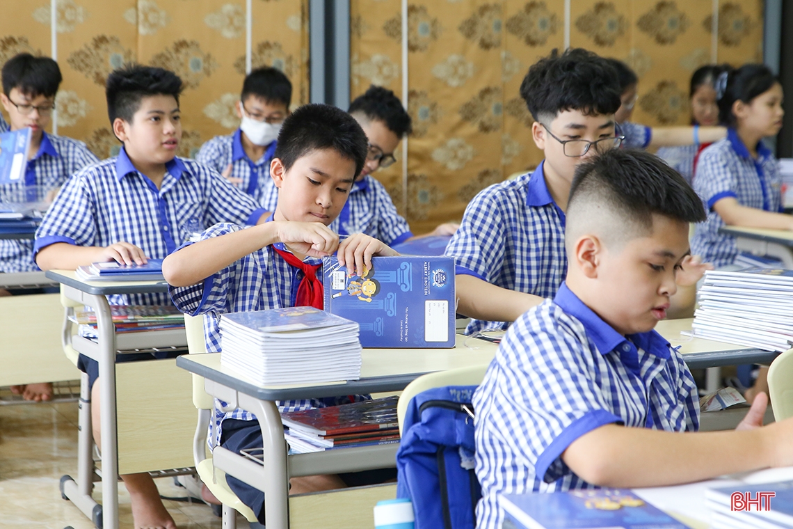 Học sinh Albert Einstein hớn hở ngày trở lại trường