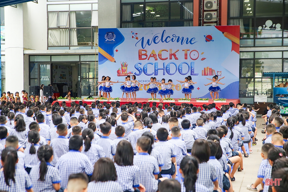 Học sinh Albert Einstein hớn hở ngày trở lại trường