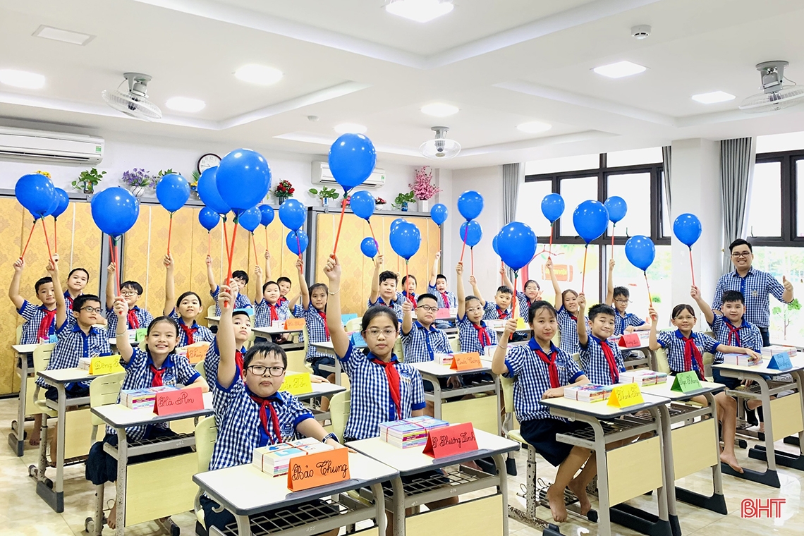 Học sinh Albert Einstein hớn hở ngày trở lại trường