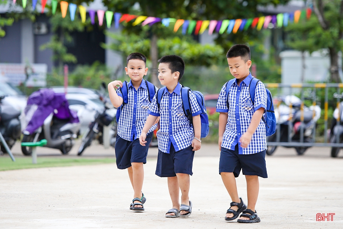 Học sinh Albert Einstein hớn hở ngày trở lại trường