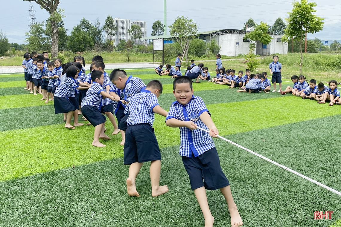 Học sinh Albert Einstein hớn hở ngày trở lại trường