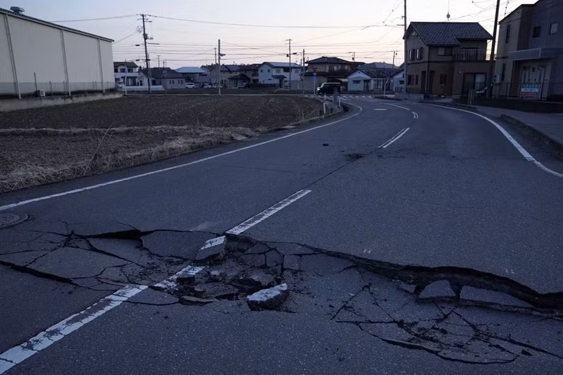 Fukushima ngổn ngang sau trận động đất - sóng thần khiến hơn 100 người thương vong