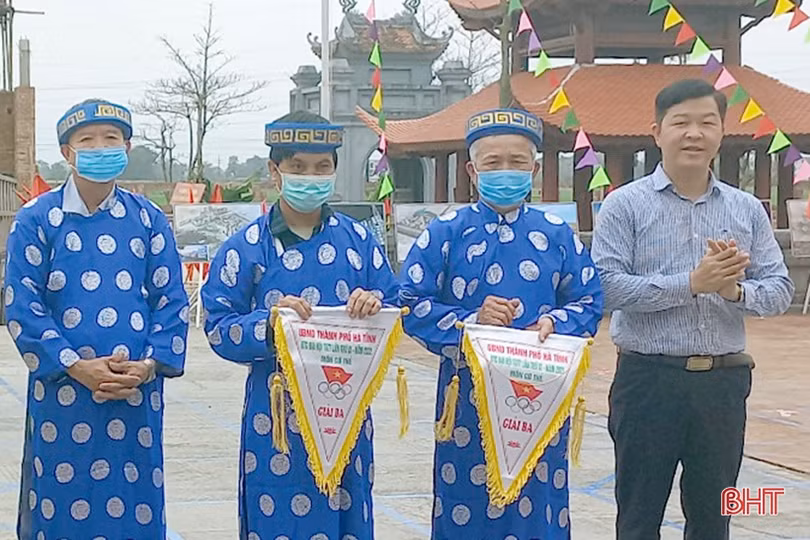 Kỳ thủ Nguyễn Đình Báu giành ngôi vị quán quân giải cờ thẻ TP Hà Tĩnh 2022