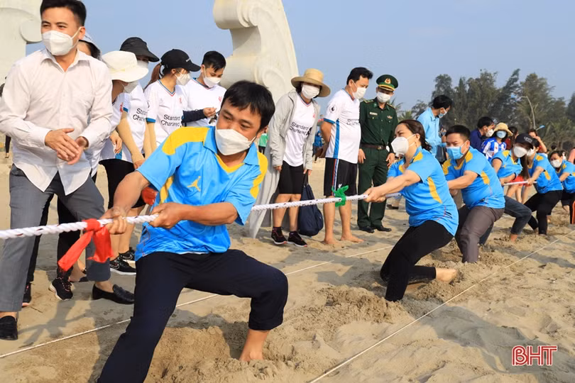 128 vận động viên tranh tài giải kéo co nam, nữ huyện Nghi Xuân