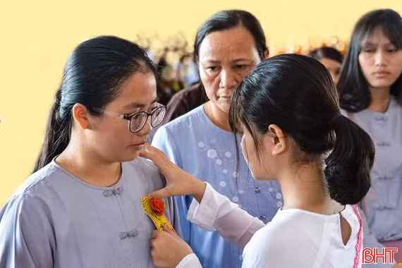 [QUIZ] Nguồn gốc nghi thức bông hồng cài áo trong lễ Vu Lan?