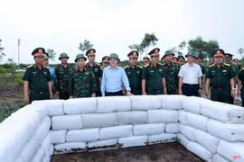Phó Tổng Tham mưu trưởng QDND Việt Nam kiểm tra chuẩn bị diễn tập khu vực phòng thủ tỉnh Hà Tĩnh