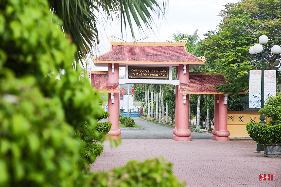 Thăm Khu di tích Tổng Bí thư đầu tiên của Đảng