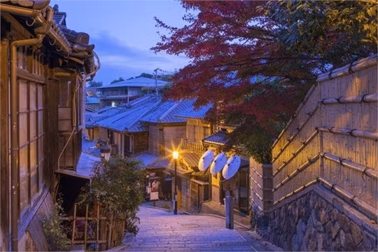 Ninen-Zaka, Kyoto, Nhật Bản: Ninen-zaka và phố Sannen-zaka song song là hai con phố được bảo tồn cẩn thận nhất ở cố đô Nhật Bản. Du khách có thể tìm được các cửa hiệu bán từ những dụng cụ chăm sóc da thời xưa, tới các loại dưỡng da từ trà. Tới đây, du khách sẽ ngỡ ngàng như lọt vào một Nhật Bản xưa cũ.