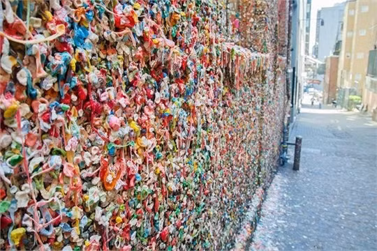Post Alley, Seattle, Mỹ: Bức tường kẹo cao su sặc sỡ là điểm nhấn của con phố này hình thành vào đầu những năm 1990, khi hàng dài người sốt ruột chờ đợi mua vé xem hài kịch ở nhà hát Seattle Theatresports. Lúc đầu, người ta gắn kẹo cao su cùng với đồng xu nhỏ vào tường, nhưng theo thời gian, các đồng xu bị cạy mất và chỉ còn lại bã kẹo cao su. Ngày nay, nhai kẹo cao su rồi trét bã lên tường dường như đã trở thành “nghi thức” của du khách khi đến đây.