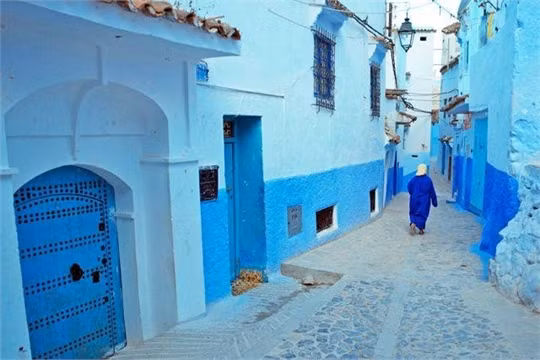 Rue Targui, Chefchaouen, Morocco: Nằm trên vùng núi heo hút, thành phố này cách biệt thế giới trong gần nửa thiên niên kỷ và có màu xanh dương đặc trưng. Màu sơn này được dùng để chống muỗi. Rue Targui là con phố chính với những hẻm ngõ ngoằn ngoèo cùng màu thiên thanh tuyệt đẹp.