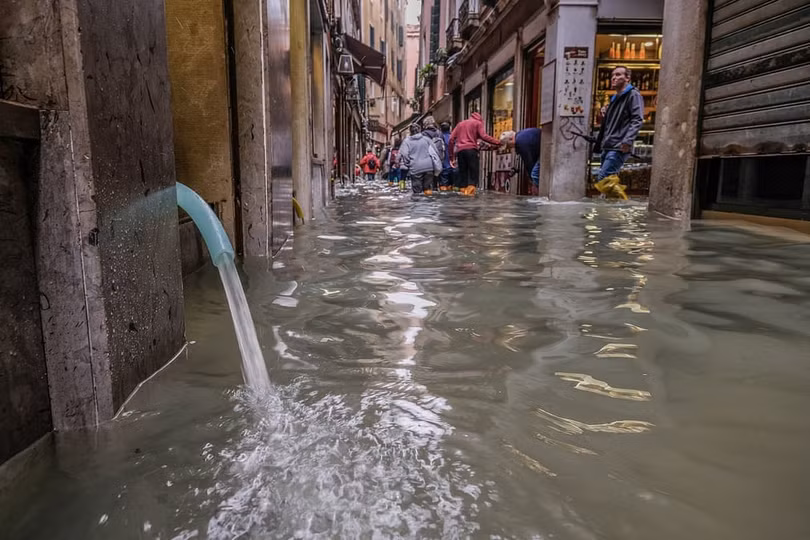 Thủy triều dâng cao, 3/4 diện tích thành phố Venice chìm trong biển nước