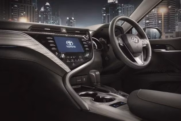 Toyota Camry thế hệ mới trình làng, giá từ hơn 1 tỉ đồng