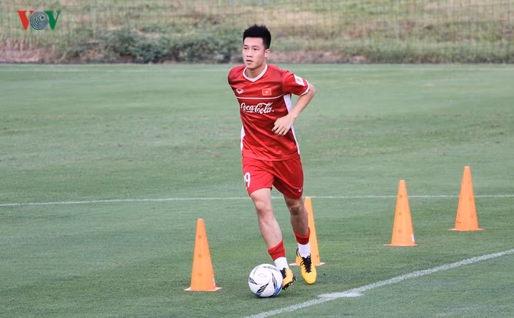 ĐT Việt Nam cố gắng làm quen với trái bóng chính thức của AFF Cup 2018