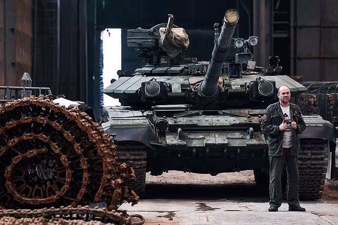 Vì sao xe tăng T-90S Việt Nam có “Đôi mắt đỏ”, còn Iraq, Ấn Độ lại không?