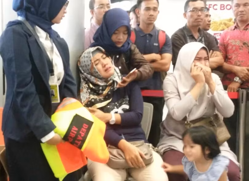 Nhiều vật thể lạ, nghi mảnh vỡ máy bay Indonesia chở 188 người rơi