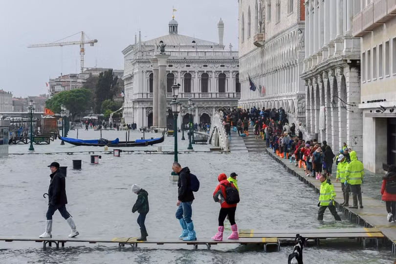 Thủy triều dâng cao, 3/4 diện tích thành phố Venice chìm trong biển nước