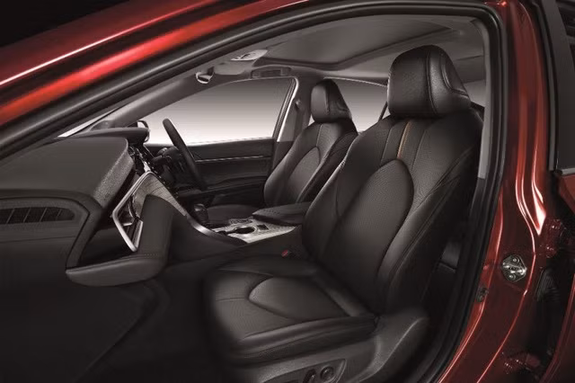 Toyota Camry thế hệ mới trình làng, giá từ hơn 1 tỉ đồng