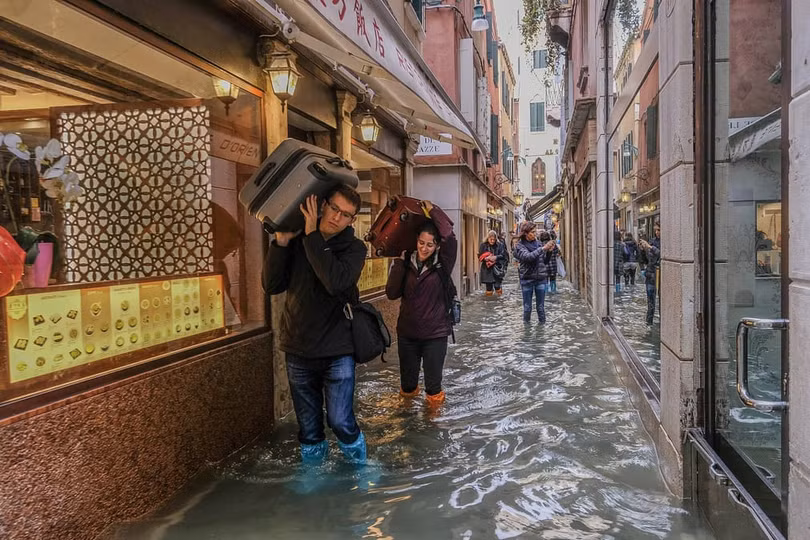Thủy triều dâng cao, 3/4 diện tích thành phố Venice chìm trong biển nước