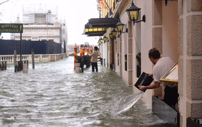 Thủy triều dâng cao, 3/4 diện tích thành phố Venice chìm trong biển nước
