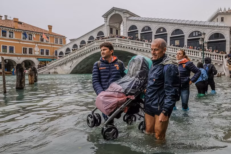 Thủy triều dâng cao, 3/4 diện tích thành phố Venice chìm trong biển nước