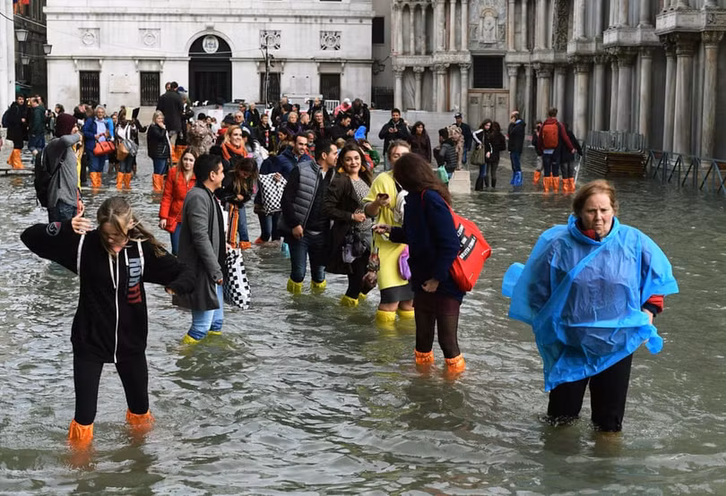 Thủy triều dâng cao, 3/4 diện tích thành phố Venice chìm trong biển nước