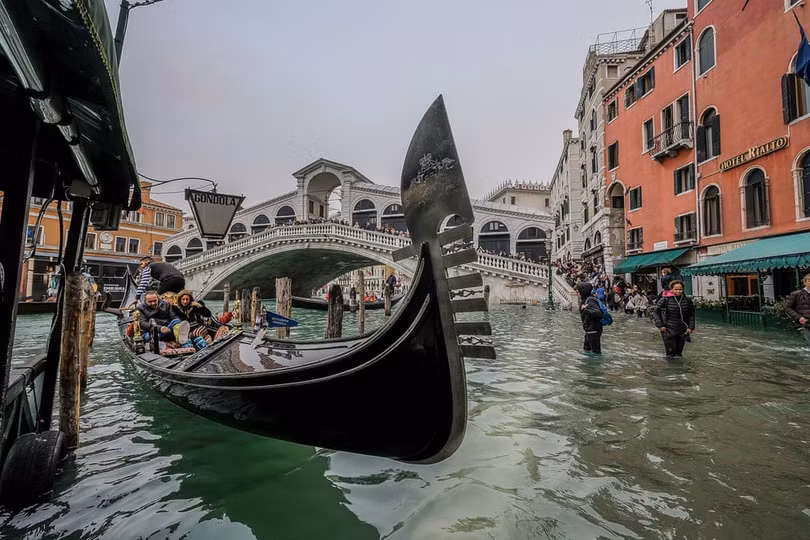 Thủy triều dâng cao, 3/4 diện tích thành phố Venice chìm trong biển nước