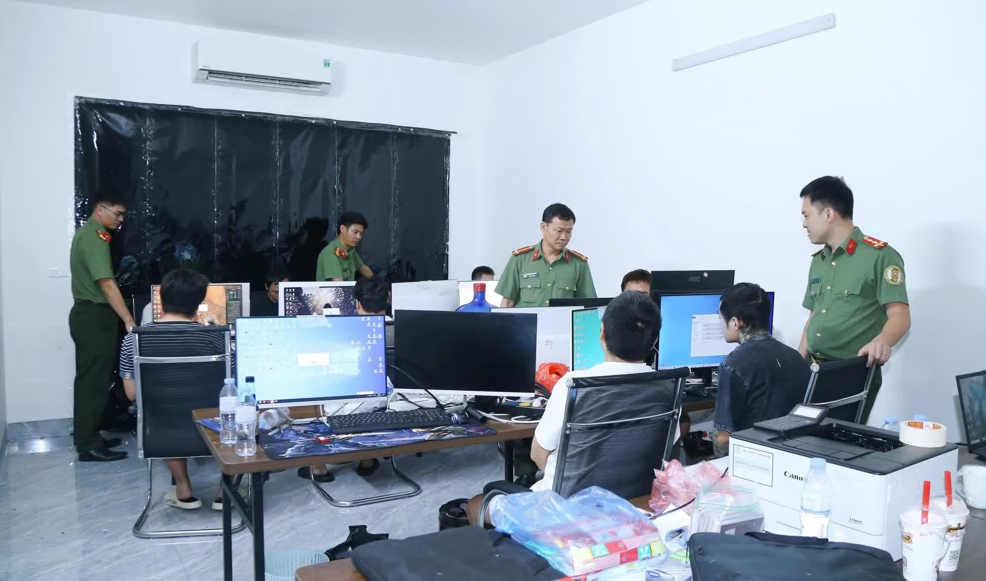 Các cán bộ An ninh Công an tỉnh Bắc Ninh bắt giữ 11 đối tượng người Trung Quốc lừa đảo công dân Pháp qua mạng