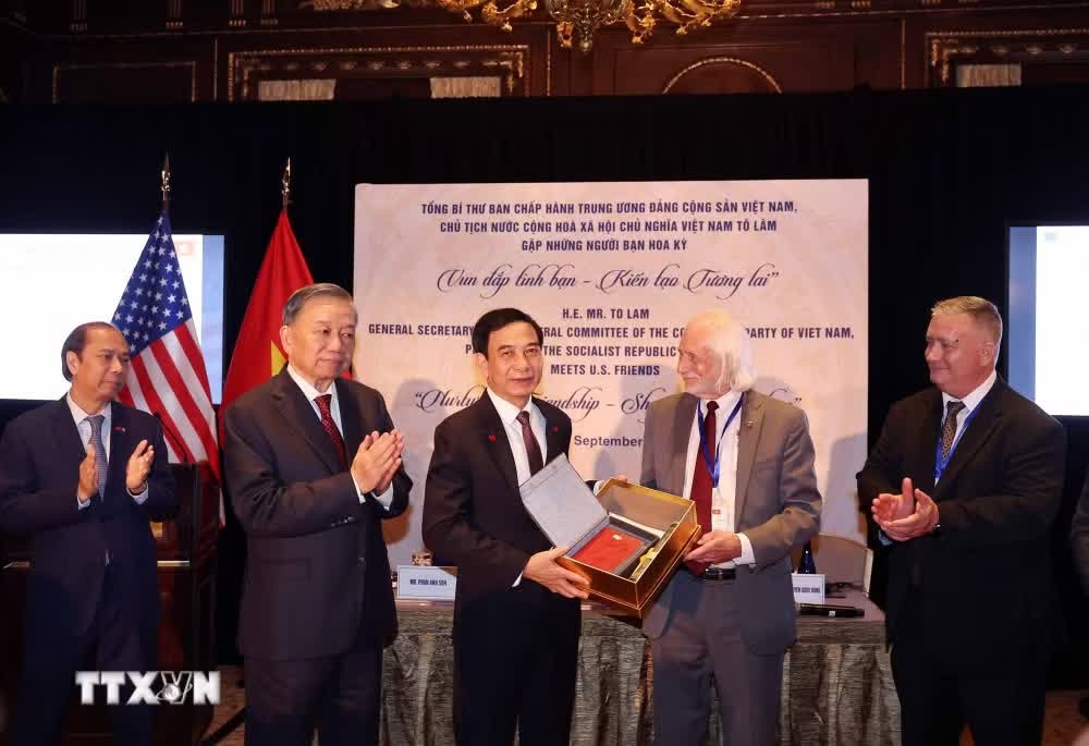 Tổng Bí thư, Chủ tịch nước Tô Lâm chứng kiến trao kỷ vật chiến tranh cho Bộ Quốc phòng Việt Nam - Ảnh: TTXVN