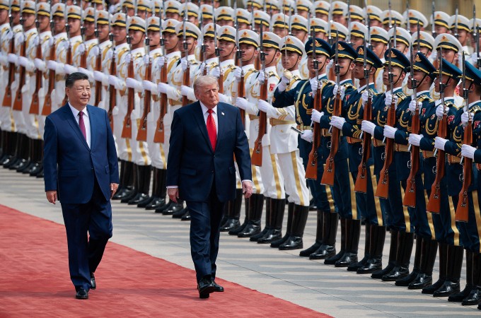 Ông Tập Cận Bình (trái) và ông Donald Trump trong lễ đón tại Đại lễ đường Nhân dân. Ảnh: AFP