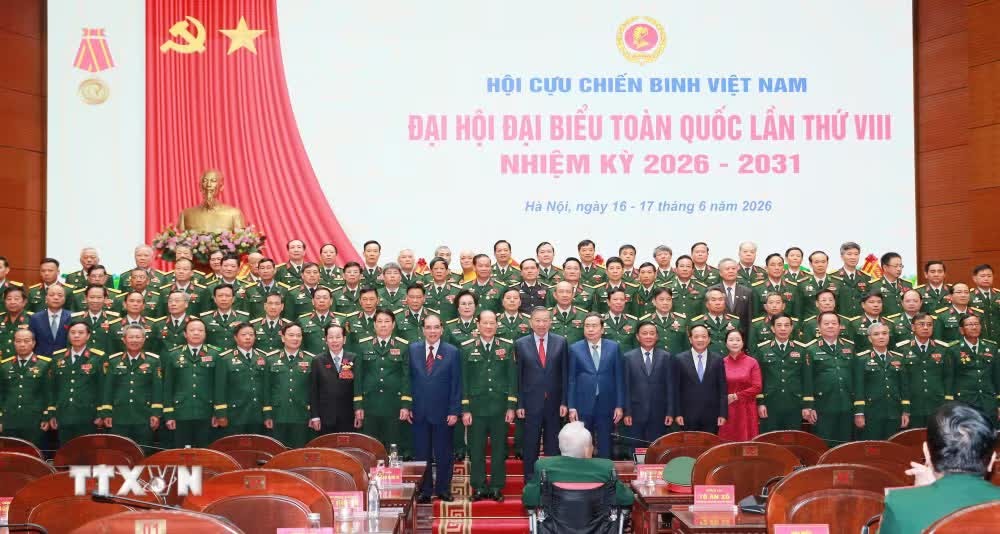 Tổng Bí thư, Chủ tịch nước Tô Lâm, Chủ tịch Quốc hội Trần Thanh Mẫn với Ban Chấp hành hội Cựu chiến binh Việt Nam nhiệm kỳ 2026-2031 ra mắt Đại hội. (Ảnh: Trọng Đức/ TTXVN)