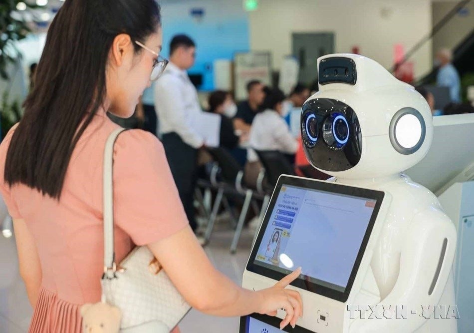 Người dân giải quyết thủ tục hành chính tại Trung tâm Phục vụ hành chính công Thành phố Hà Nội. (Ảnh:TTXVN)
