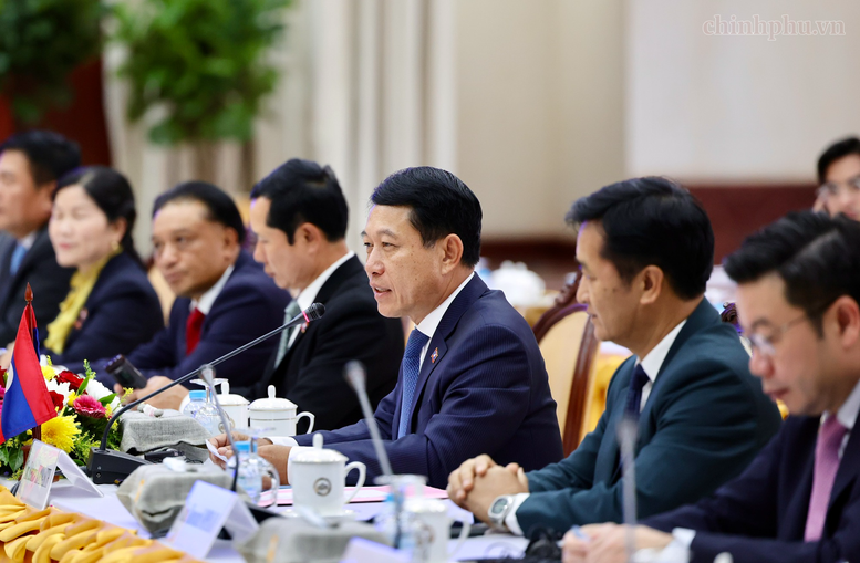 Phó Thủ tướng Thường trực Lào Saleumxay Kommasith đề nghị doanh nghiệp hai nước tiếp tục tăng cường hợp tác, cùng đầu tư, cùng phát triển. Ảnh: chinhphu.vn/Phương Nguyên